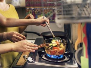 料理を作る女性