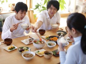 家族で囲んで食べる食事