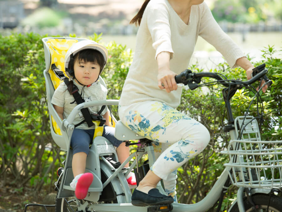 自転車に乗る母と子供