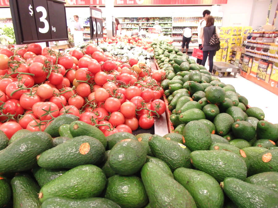 スーパーマーケットの野菜売り場